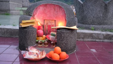 Téléchargez les photos : Offrandes de fruits et de thé aux Dieux de la Terre qui gardent les tombes ancestrales. Gunung Gadung, 27 mars 2023. - en image libre de droit