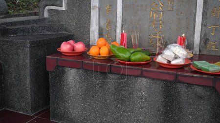 Foto de Cheng beng rezar en la tumba ancestral - Imagen libre de derechos