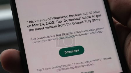 Téléchargez les photos : Avis de mise à jour WhatsApp sur téléphone Android pour la version bêta. Jakarta, 28 mars 2023. - en image libre de droit