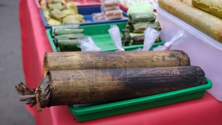 Téléchargez les photos : Lemang Tapai est un aliment traditionnel au Ramadan. Riz collant qui est inséré dans le bambou et brûlé. Indonésie nourriture. - en image libre de droit