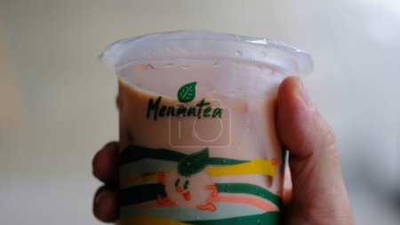 Foto de Menantea es una moderna marca de té de fusión en Indonesia. Yakarta, 31 de marzo de 2023. - Imagen libre de derechos