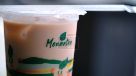 Foto de Menantea es una moderna marca de té de fusión en Indonesia. Yakarta, 1 de abril de 2023. - Imagen libre de derechos