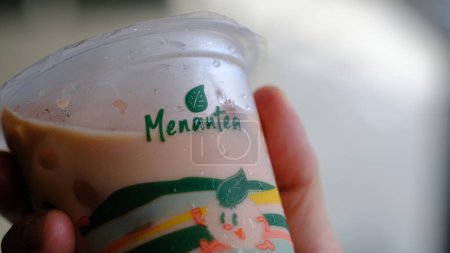 Foto de Menantea es una moderna marca de té de fusión en Indonesia. Yakarta, 1 de abril de 2023. - Imagen libre de derechos