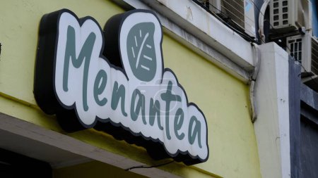 Téléchargez les photos : Menantea est une marque de thé fusion moderne en Indonésie. Jakarta, 1er avril 2023. - en image libre de droit