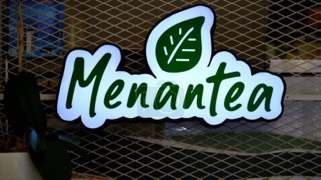 Téléchargez les photos : Menantea est une marque de thé fusion moderne en Indonésie. Jakarta, 1er avril 2023. - en image libre de droit