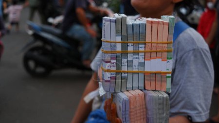 Foto de Nuevos servicios de cambio de dinero en el mes de ayuno. Yakarta, 4 de abril de 2023. - Imagen libre de derechos