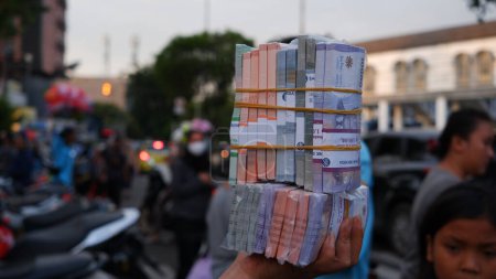 Foto de Nuevos servicios de cambio de dinero en el mes de ayuno. Yakarta, 4 de abril de 2023. - Imagen libre de derechos