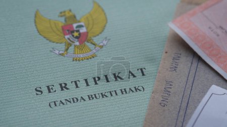 Foto de Indonesia documentos de certificado de tierras. Yakarta, 23 de abril de 2023. - Imagen libre de derechos