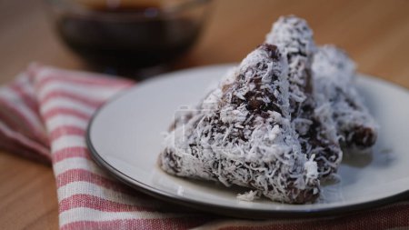 Téléchargez les photos : Triangle lupis gâteau à base de riz gluant noir. - en image libre de droit