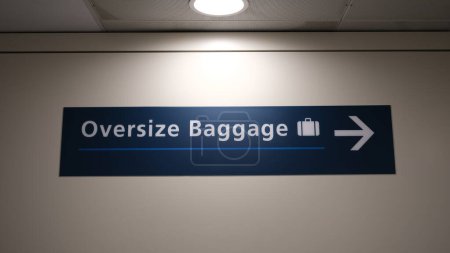 Téléchargez les photos : Panneau de bagages surdimensionné à l'aéroport. Sydney, 28 avril 2023. - en image libre de droit