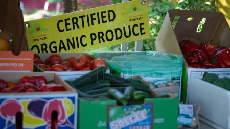 Foto de Tablero de letreros de productos orgánicos certificados para un vendedor orgánico de confianza. Sydney, 7 de junio de 2023. - Imagen libre de derechos