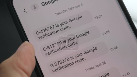 Foto de Google dos pasos de verificación en el teléfono inteligente. Sydney, 9 de junio de 2023. - Imagen libre de derechos