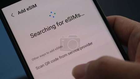 Foto de Búsqueda de señales eSIMs en el teléfono inteligente Android. Sydney, 12 de junio de 2023 - Imagen libre de derechos