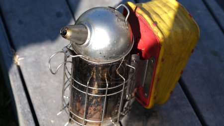 Téléchargez les photos : Apiculture Matériel apicole Abeille Combustible fumeur. - en image libre de droit