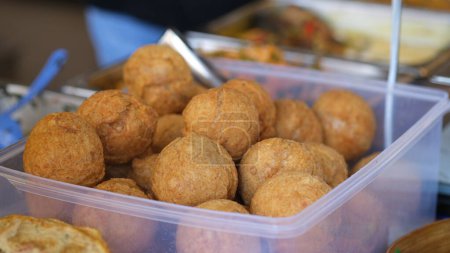 Téléchargez les photos : Grosse boule de viande de poulet dans un stand de nourriture ou bakso ayam goreng mekar. Indonésie nourriture. - en image libre de droit