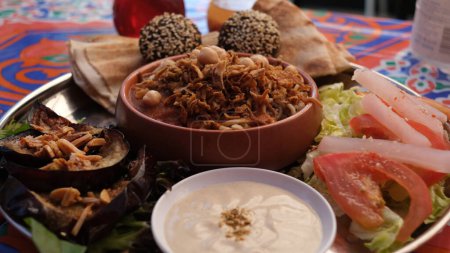 Foto de Una comida egipcia. Koshari, berenjena frita, falafel. - Imagen libre de derechos