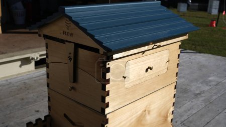 Téléchargez les photos : Boîte d'abeilles moderne dans une ferme apicole pour l'extraction du miel. - en image libre de droit