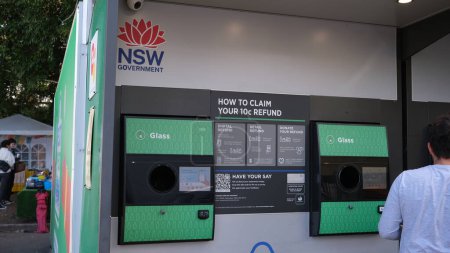 Téléchargez les photos : Une banque pour ramasser les ordures recyclées en espèces. Sydney, 13 juillet 2023. - en image libre de droit