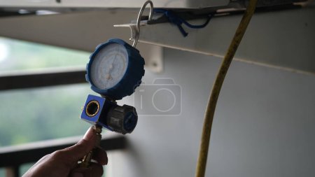Téléchargez les photos : Manifold Gauge est un appareil de mesure de la pression de gaz fréon dans la climatisation. Jakarta, 18 juillet 2023. - en image libre de droit