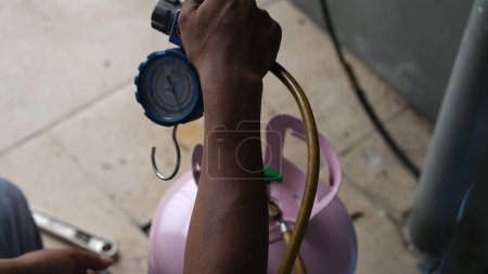 Téléchargez les photos : Manifold Gauge est un appareil de mesure de la pression de gaz fréon dans la climatisation. Jakarta, 18 juillet 2023. - en image libre de droit