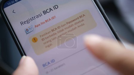 Téléchargez les photos : Enregistrement de l'application MyBCA sur smartphone Android. Jakarta, 30 juillet 2023. - en image libre de droit