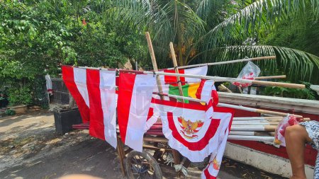 Foto de Indonesia independencia bandera vendedor en el lado de la carretera. Yakarta, 9 de agosto de 2023. - Imagen libre de derechos
