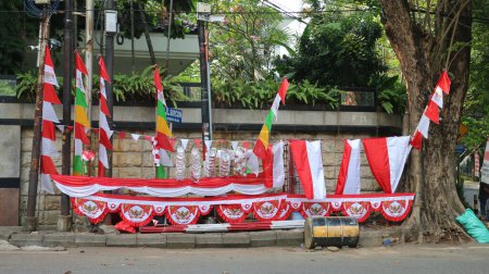 Foto de Indonesia independencia bandera vendedor en el lado de la carretera. Yakarta, 9 de agosto de 2023. - Imagen libre de derechos