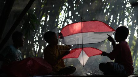 Téléchargez les photos : Childrean fabrique cerfs-volants et bannière pour la fête de l'indépendance de l'Indonésie. Muncul, ville de South Tangerang. 14 août 2022. - en image libre de droit
