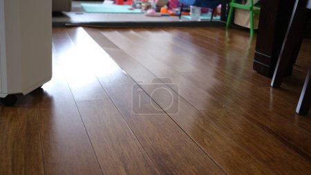Téléchargez les photos : Sol en bois ondulé en raison de l'expansion dans le salon - en image libre de droit