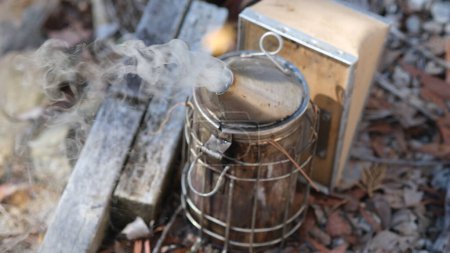 Téléchargez les photos : Apiculture Matériel apicole Abeille Combustible fumeur. - en image libre de droit