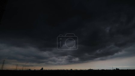 Foto de La aparición de nubes oscuras nubladas en la tarde. - Imagen libre de derechos