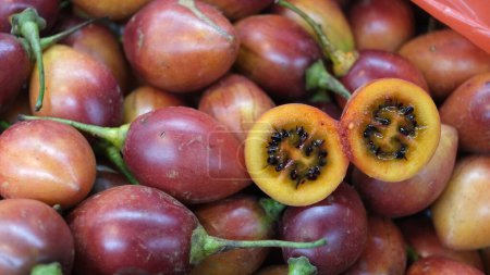 Foto de Fruto amarillo o Solanum betaceum también conocido como el tomate árbol, o Terong Belanda. - Imagen libre de derechos