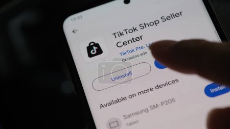 Téléchargez les photos : TikTik Shop application pour vendeur sur smartphone Android. Jakarta, 5 octobre 2023. - en image libre de droit