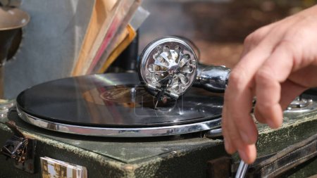 Téléchargez les photos : Un phonographe, aussi appelé gramophone ou, depuis les années 1940, tourne-disque, est un dispositif d'enregistrement et de reproduction mécanique et analogique du son.. - en image libre de droit