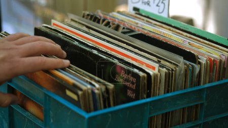 Téléchargez les photos : Vinyl Disque de musique en vente au marché du week-end. Sydney, 28 novembre 2023. - en image libre de droit