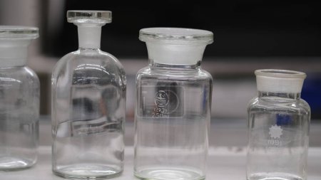 Un ensemble de bouteille vide transparente sur une table dans un laboratoire.