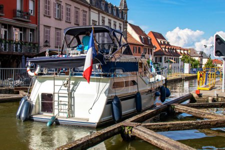 Téléchargez les photos : Saverne. Tourisme fluvial sur le canal de la Marne au Rhin. - en image libre de droit