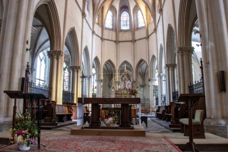 Téléchargez les photos : Saint-Vaast-la-Hougue. Choeur et autel de l'eglise Saint-Vaast Manche. Normandie - en image libre de droit