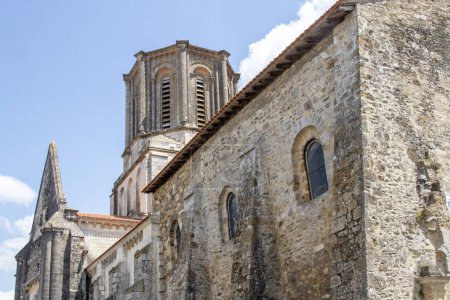 Foto de Vista lateral de la iglesia de Nuestra Señora de la Asunción en Vouvant, Vende - Imagen libre de derechos