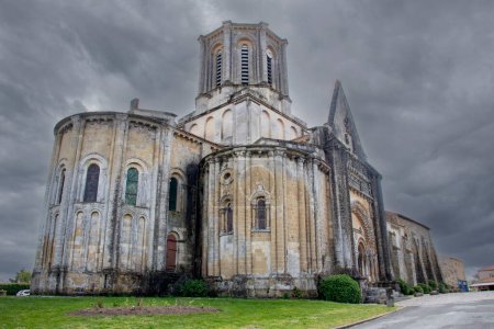 Foto de Notre-Dame-de-l 'Assomption iglesia en Vouvant bajo un cielo nublado. Vende. - Imagen libre de derechos