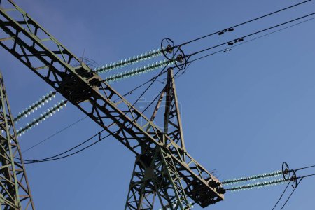 Rostige Stromleitung unterstützt