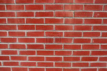 Foto de Generic red brick wall close up of fresh bricks in a outdoor urban scene background with fresh cement built in a normal architecture design with smooth textured stonework in a modern neighborhood - Imagen libre de derechos