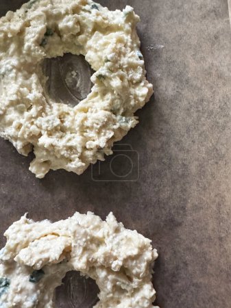 Photo verticale des rondes de pâte à bagel préparées au chalet. Photo de haute qualité
