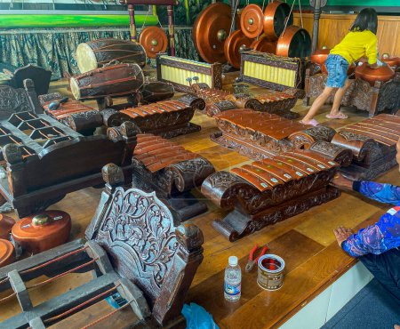 Téléchargez les photos : Des équipements d'art javanais sous forme de gamelan se trouvent dans un restaurant de la ville de Medan, en Indonésie. - en image libre de droit