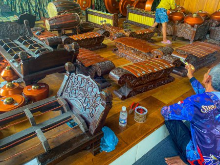 Téléchargez les photos : Des équipements d'art javanais sous forme de gamelan se trouvent dans un restaurant de la ville de Medan, en Indonésie. - en image libre de droit