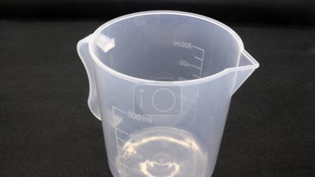 Téléchargez les photos : Bécher gradué transparent avec poignée, bécher gradué de cruche à mesurer Coupe en plastique blanc clair - en image libre de droit