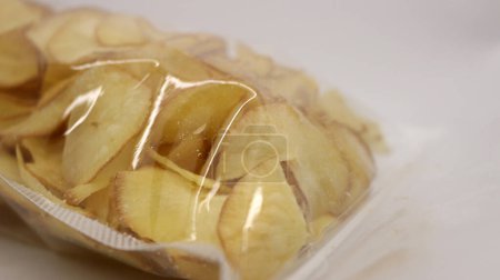 Téléchargez les photos : Copeaux de manioc emballés avec du plastique. Prêt à manger au goût original, sec et croquant. - en image libre de droit