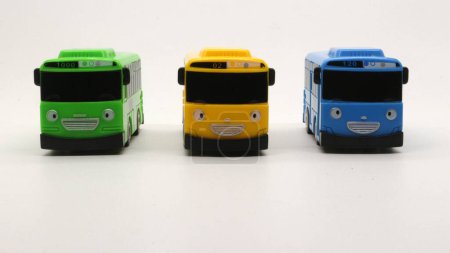 Tayo Spielzeugauto, mit einem kontrastierenden Hintergrund. Lasst uns mit Autos spielen