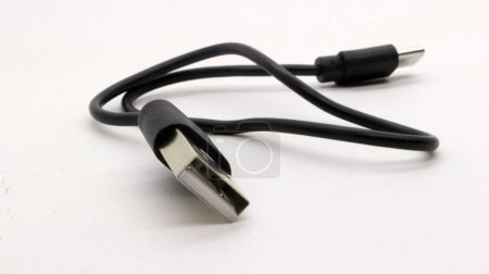 El cable de datos tipo C es negro, fondo blanco. la última tecnología después de los cables de datos ordinarios.