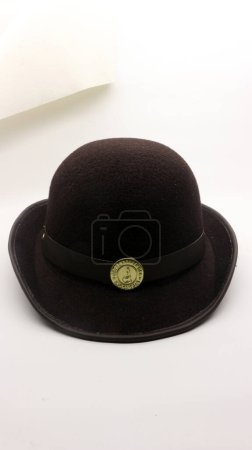 Foto de Sombreros de los miembros Scout, que son redondos para las niñas y son de color marrón. - Imagen libre de derechos